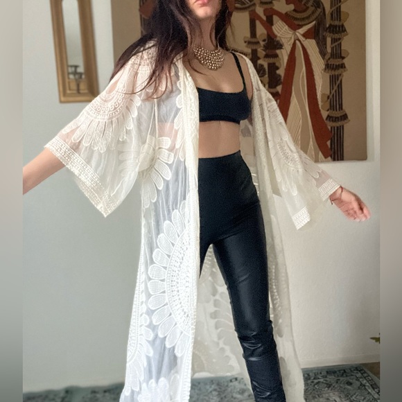 One Size Lace Kimono White Floral - Picture 2 of 5